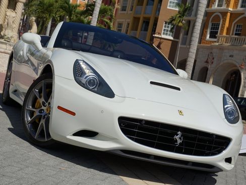 Used 2014 Ferrari California RWD image 62