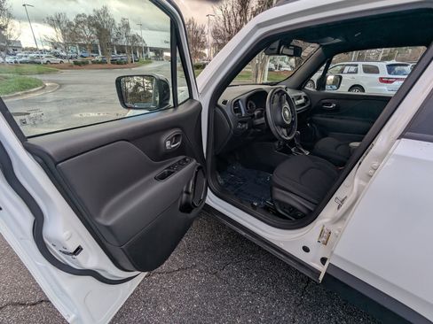 Certified 2022 Jeep Renegade Altitude w/ Convenience Group image 8