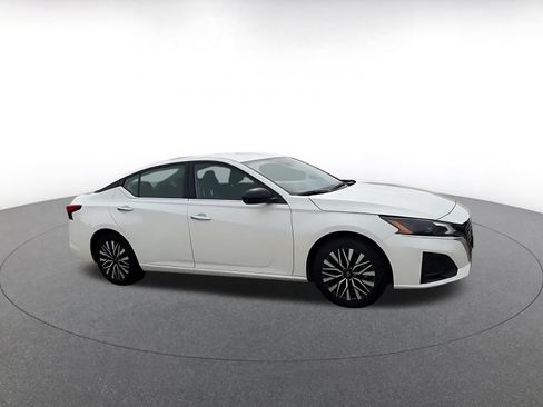 Used 2025 Nissan Altima 2.5 SV FWD image 2