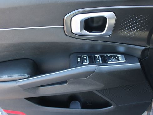 Used 2023 Kia Sorento LX image 17