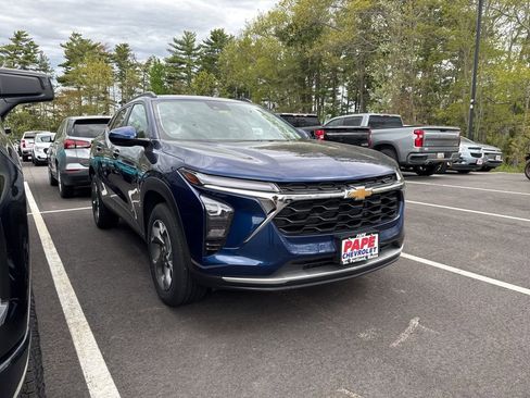 Used 2024 Chevrolet Trax LT w/ Driver Confidence Package FWD image 2