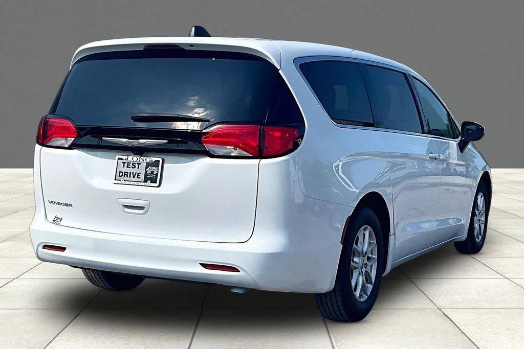 Used 2022 Chrysler Voyager LX FWD image 2