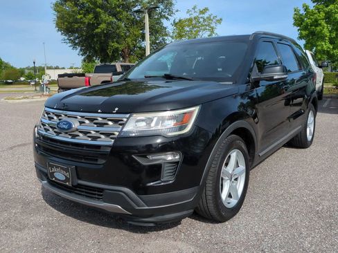 Used 2018 Ford Explorer XLT w/ Equipment Group 201A FWD image 2