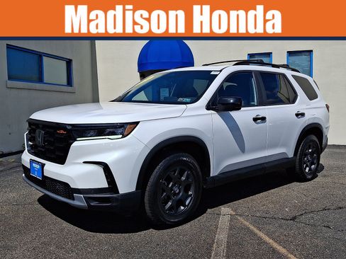 Used 2024 Honda Pilot TrailSport image 1