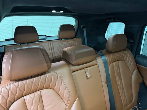 Used 2021 BMW X7 M50i w/ Luxury Seating Package AWD/4WD image 18