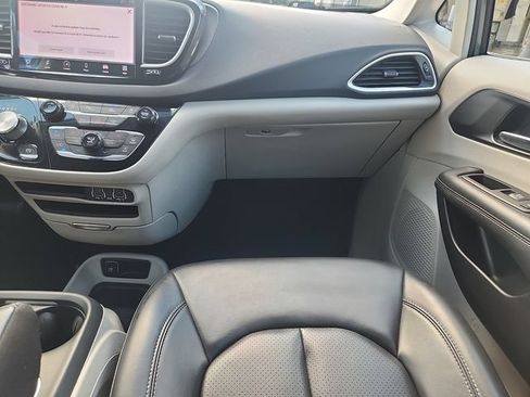 Used 2023 Chrysler Pacifica Touring-L FWD image 10