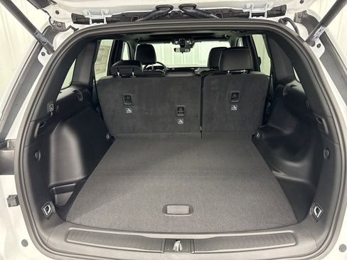 New 2025 Jeep Grand Cherokee Altitude image 8