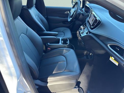 New 2026 Chrysler Pacifica Select image 43