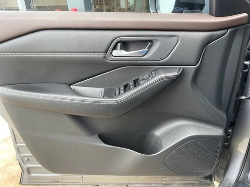 Used 2022 Nissan Rogue SV w/ SV Premium Package FWD image 9