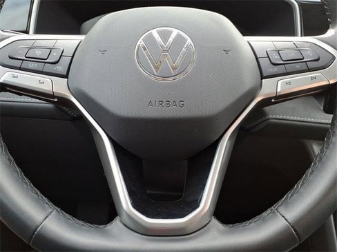 Used 2025 Volkswagen Taos SE image 19