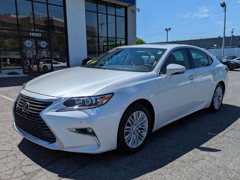 Used 2017 Lexus ES 350 w/ Premium Package FWD image 2