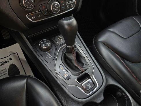 Used 2019 Jeep Cherokee Trailhawk AWD/4WD image 23