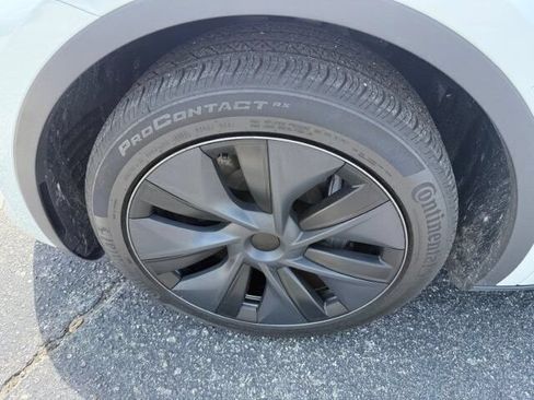 Used 2025 Tesla Model Y Long Range RWD image 8