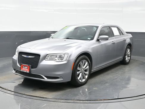 Used 2018 Chrysler 300 Touring image 2