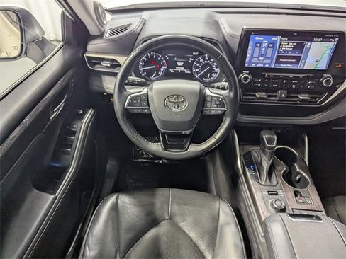 Used 2021 Toyota Highlander Limited image 7
