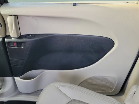 Used 2021 Chrysler Pacifica Touring-L image 8