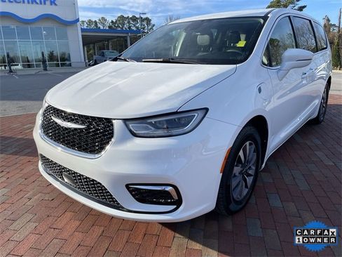 Used 2022 Chrysler Pacifica Touring-L image 1