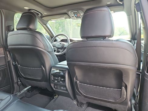 Used 2024 Jeep Grand Cherokee L Limited w/ Luxury Tech Group II AWD/4WD image 18