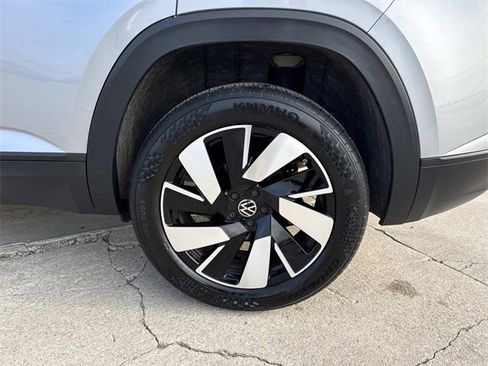 Certified 2025 Volkswagen Atlas Cross Sport SE image 27