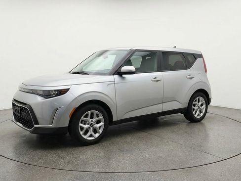 Used 2025 Kia Soul LX w/ LX Technology Package FWD image 3