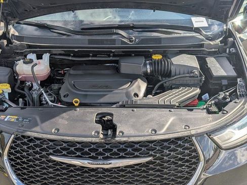 Certified 2023 Chrysler Pacifica Touring-L image 19