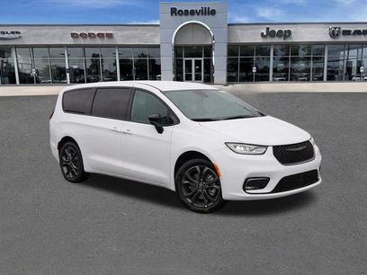 New 2026 Chrysler Pacifica Select