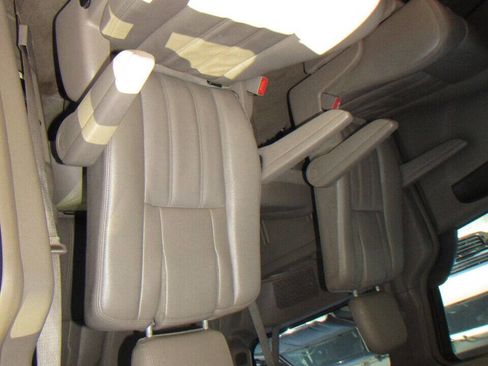 Used 2015 Chrysler Town & Country Touring image 14