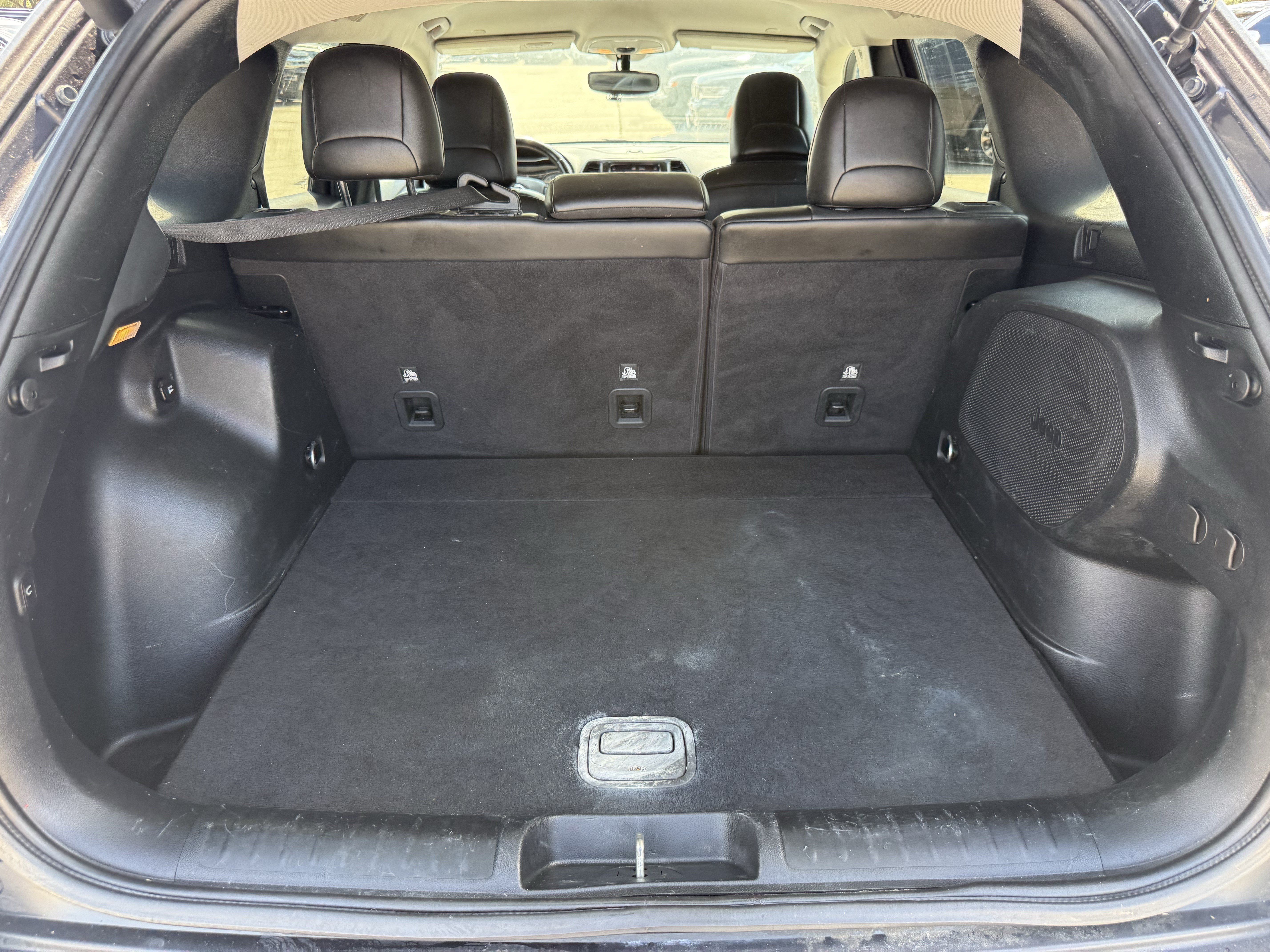 Used 2020 Jeep Cherokee Limited FWD image 30