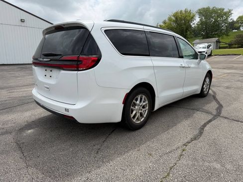 Used 2022 Chrysler Pacifica Touring-L FWD image 3
