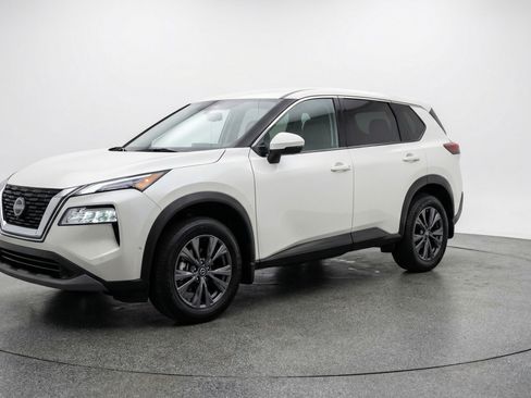 Used 2025 Nissan Rogue SV image 3