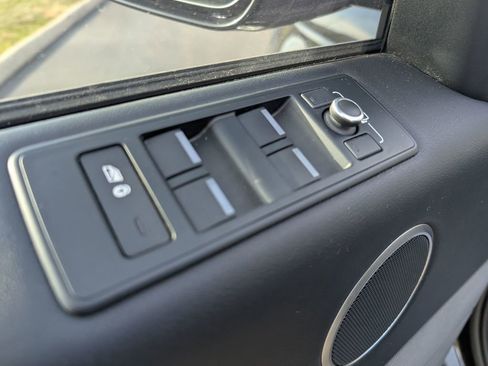 Used 2016 Land Rover Range Rover Sport SE image 15