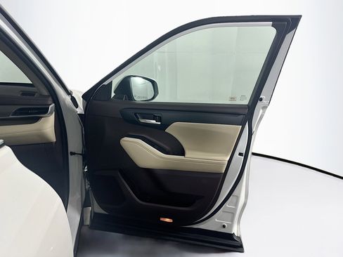 Used 2020 Toyota Highlander XLE image 34