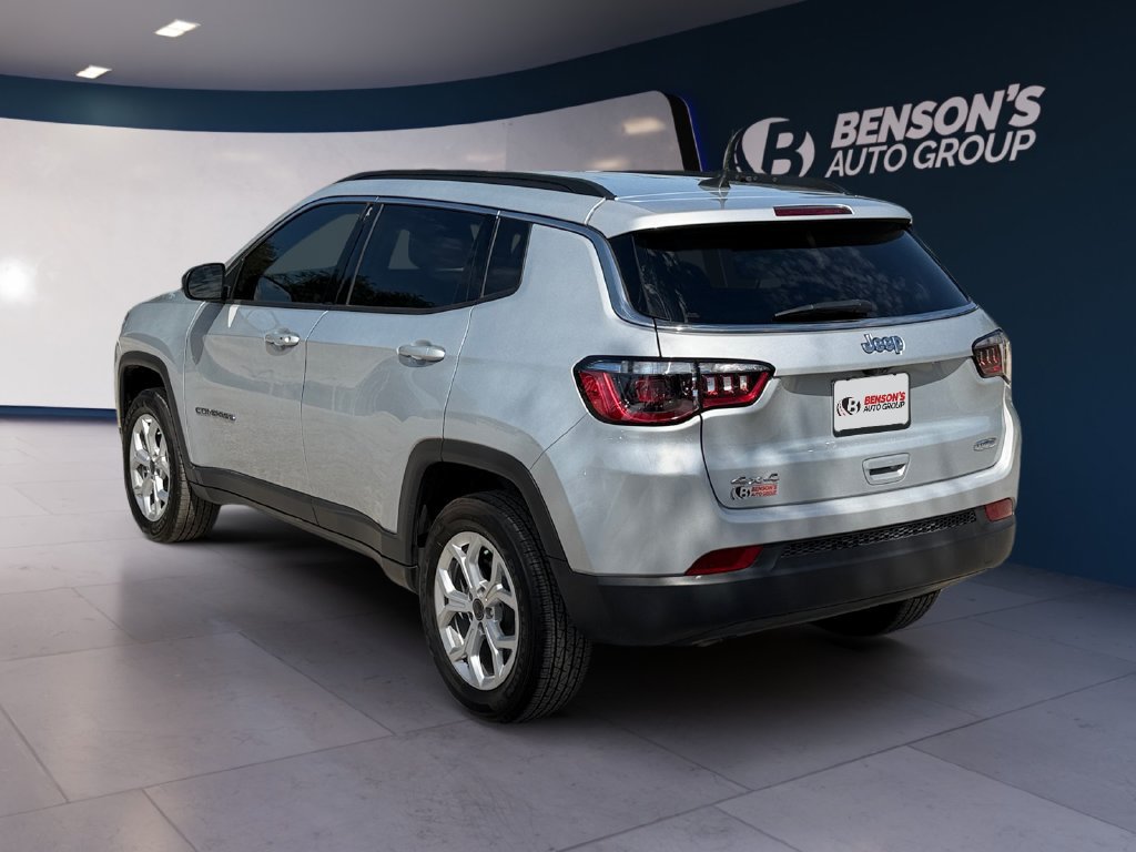 Used 2026 Jeep Compass Latitude AWD/4WD image 3