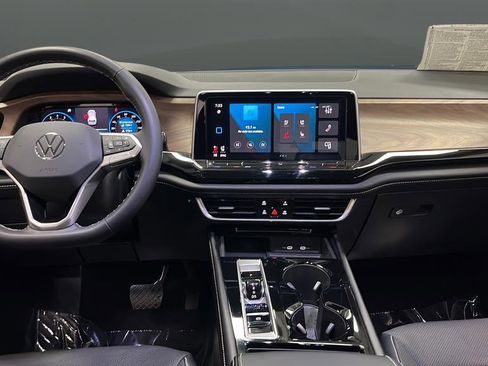 Used 2024 Volkswagen Atlas SE image 11