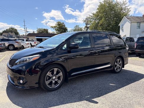 Used 2017 Toyota Sienna SE Premium FWD image 16