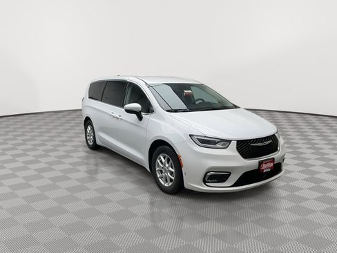 Used 2023 Chrysler Pacifica Touring-L image 32