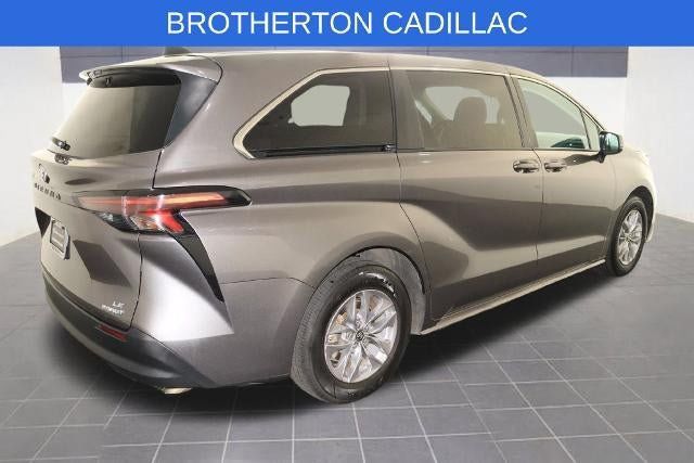 Used 2024 Toyota Sienna LE AWD/4WD image 7