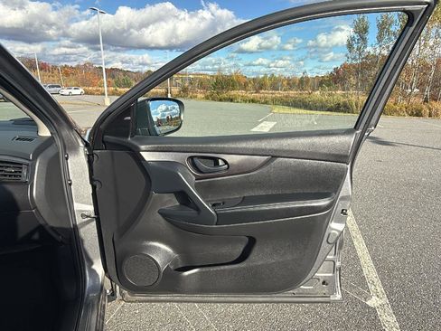 Used 2020 Nissan Rogue Sport S image 17