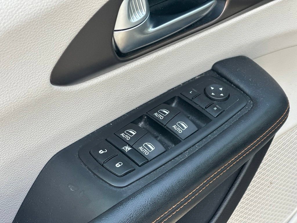 Used 2017 Chrysler Pacifica Touring-L Plus w/ Advanced Safetytec Group FWD image 15