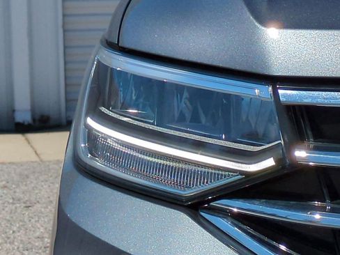 Used 2024 Volkswagen Tiguan SE image 10