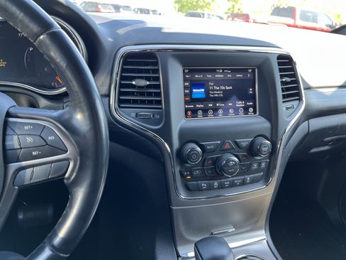 Used 2021 Jeep Grand Cherokee Laredo AWD/4WD image 31