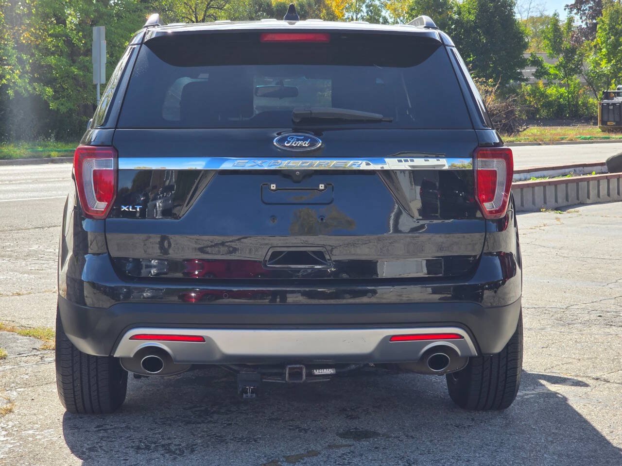 Used 2017 Ford Explorer XLT w/ Equipment Group 202A FWD image 5