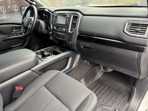 Used 2018 Nissan Titan SV w/ SV Convenience Package image 39