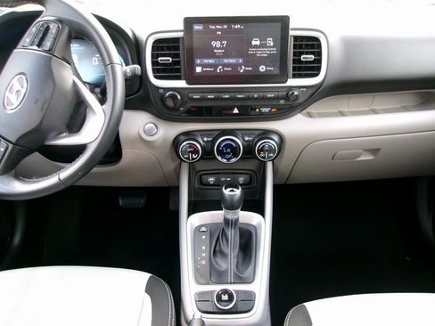 Used 2024 Hyundai Venue SEL image 14
