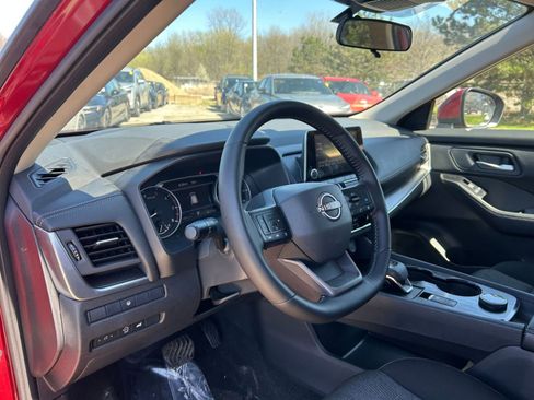 Used 2025 Nissan Rogue SV AWD/4WD image 36