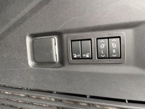 Used 2023 GMC Yukon Denali w/ Denali Reserve Package image 9