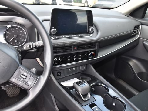 Used 2025 Nissan Rogue S FWD image 9
