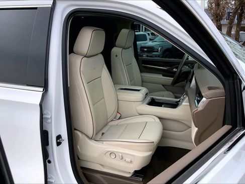 Used 2021 GMC Yukon XL Denali w/ Denali Premium Package image 8