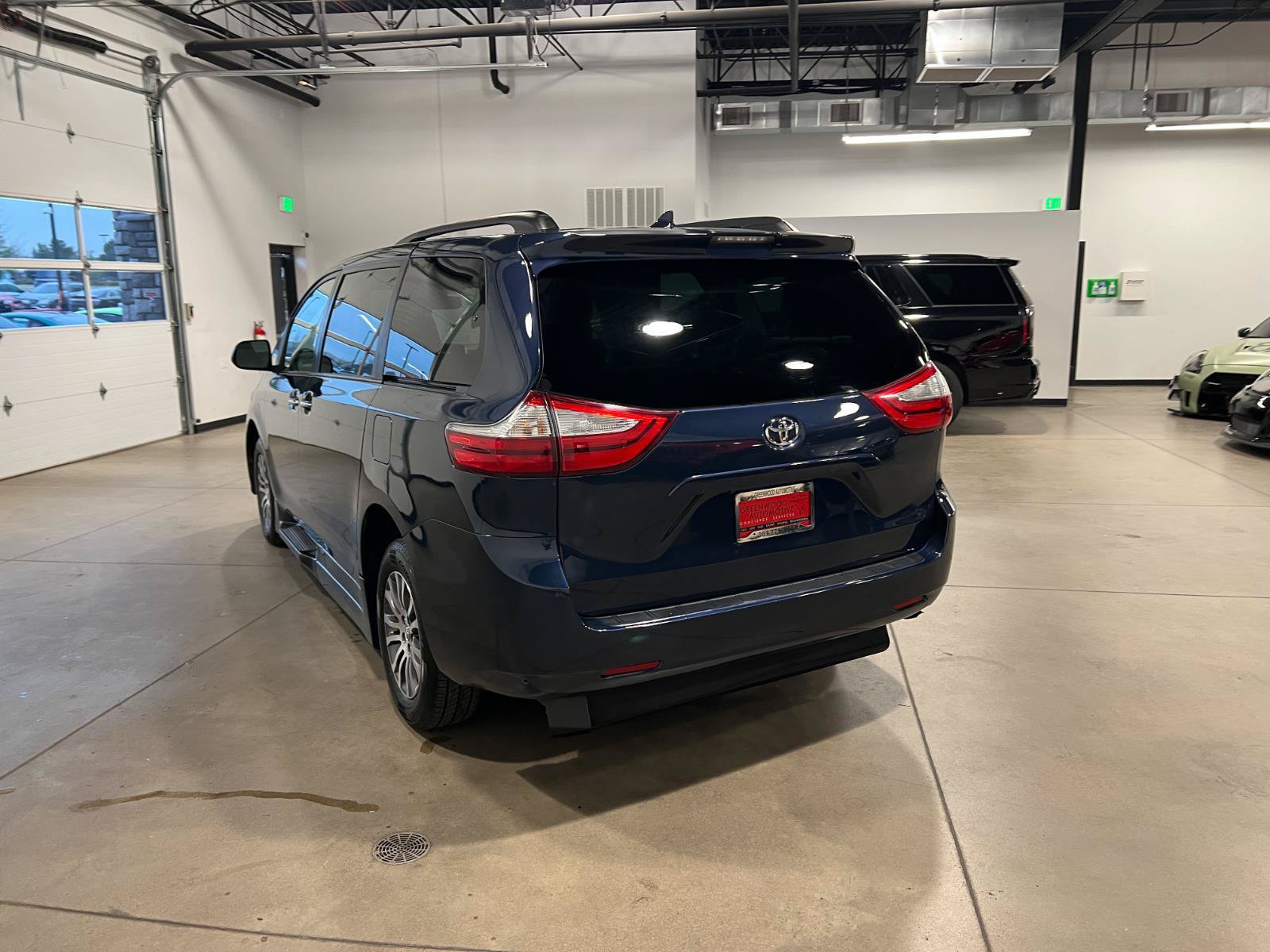 Used 2018 Toyota Sienna XLE w/ XLE Navigation Package FWD image 5