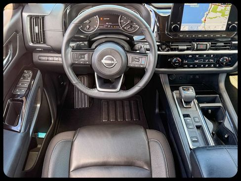 Used 2025 Nissan Pathfinder SL FWD image 27